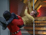 Kirk und Khan kämpfen