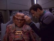 Bashir behandelt Quark 2