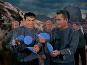 Spock und Pike untersuchen Pflanze