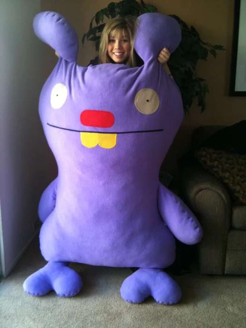 Image - Jennette giant-ugly-doll.jpg - iCarly Wiki - Wikia