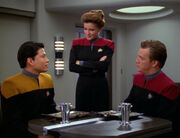 Janeway unterhält sich mit Kim und Paris im Kasino