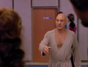 Picard im Bademantel