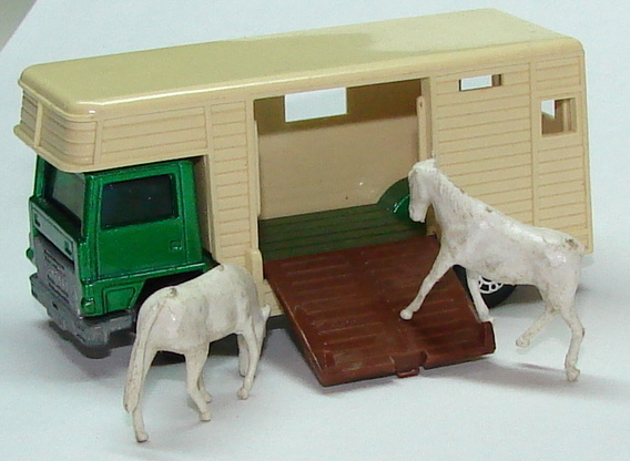 land rover and horse box toy