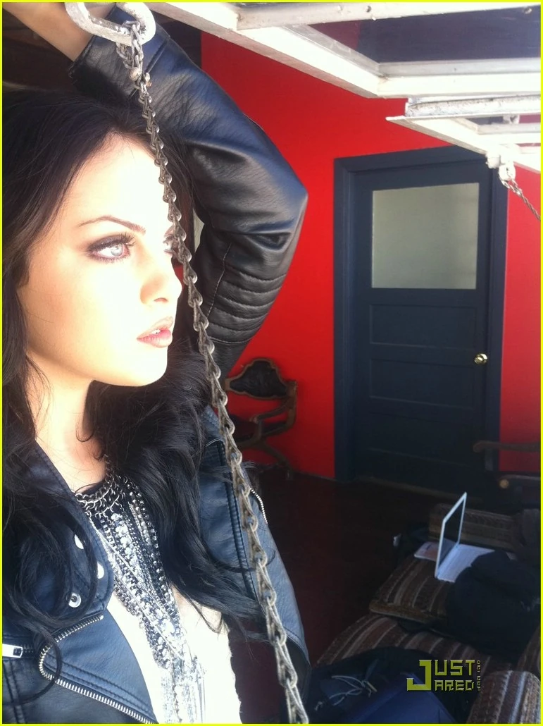 Image - Elizabeth-gillies-loves-movies-03.jpg - Victorious Wiki