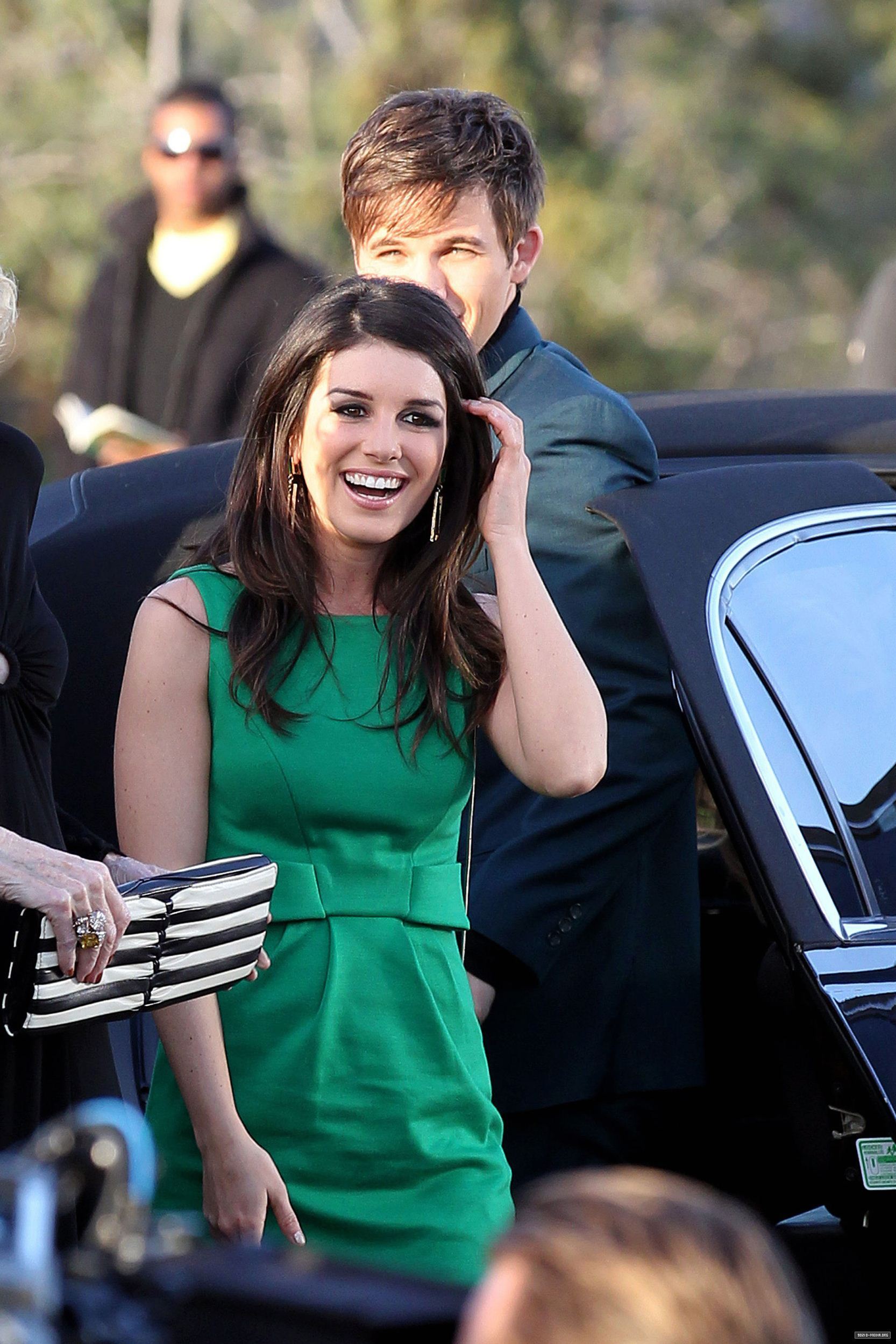 Shenae grimes who is she dating