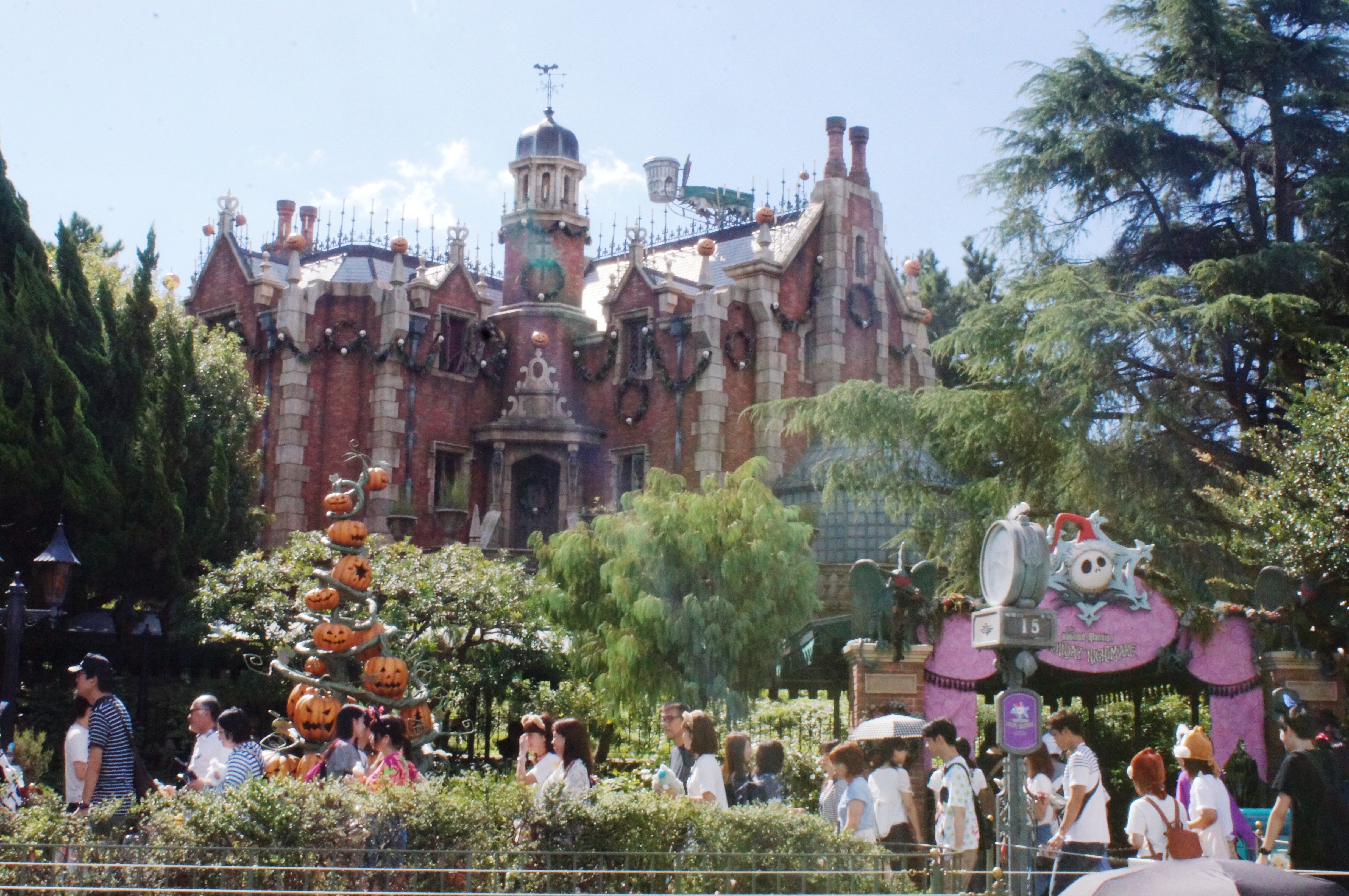 Haunted_Mansion_Holiday_at_Tokyo_Disneyland.jpg