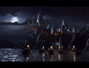Studenti del primo anno attraversano il Lago Nero