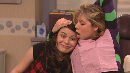 Goofs - iCarly Wiki