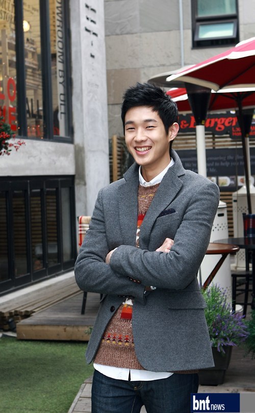 http://img3.wikia.nocookie.net/__cb20120621060407/drama/es/images/5/5c/Choi_Woo_Shik10.jpg