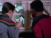 Crusher und La Forge untersuchen die Fehlfunktion