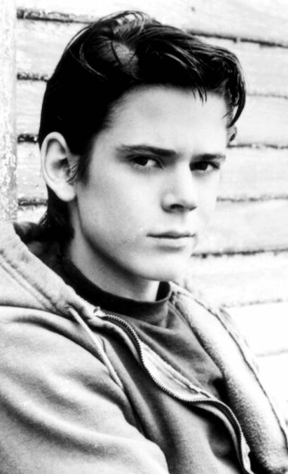 ponyboy-curtis-the-outsiders-ponyboy-the-outsiders-tommy-howell