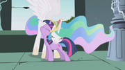 Celestia przytula Twilight