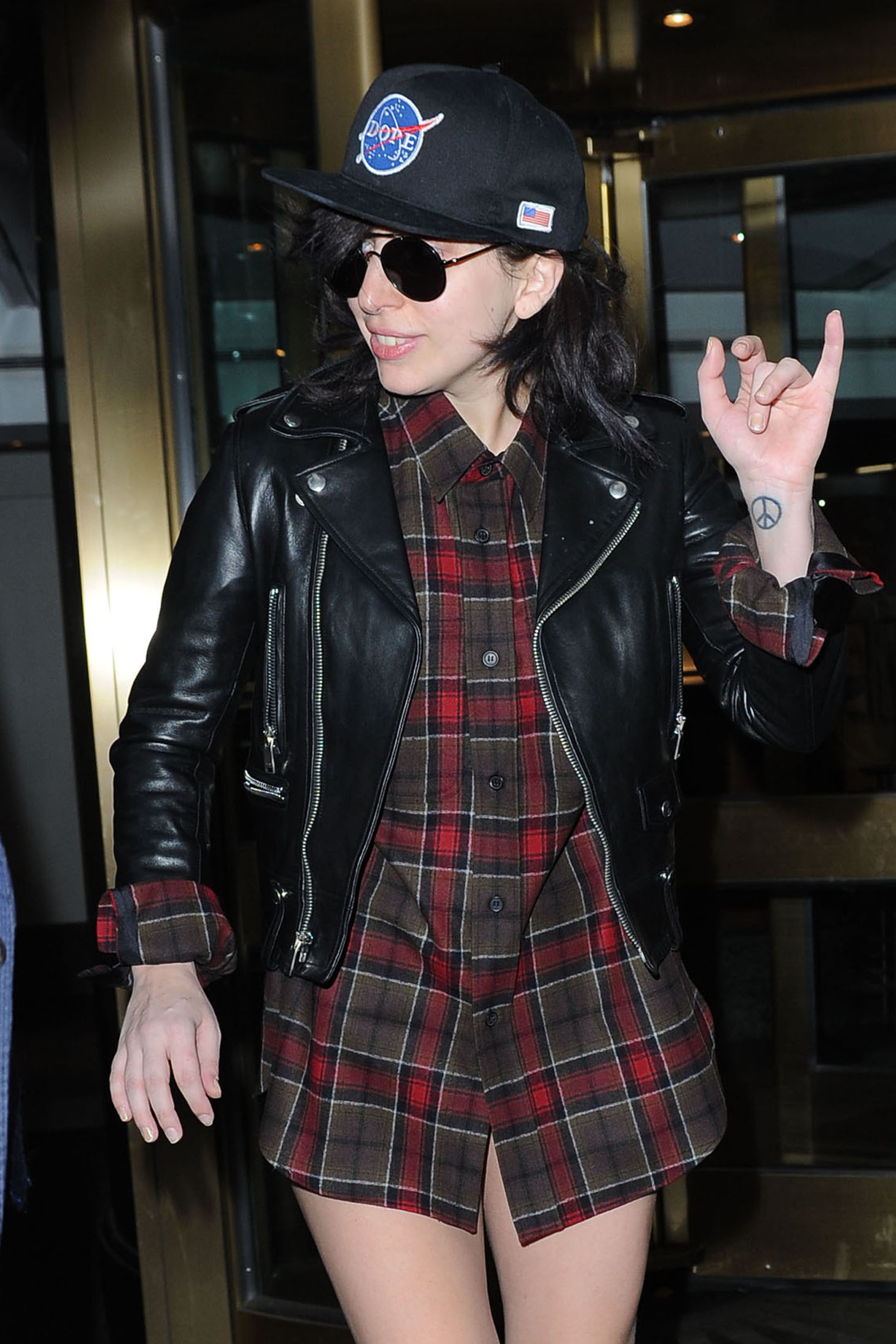 11-3-13_Leaving_her_apartment_in_NYC_003