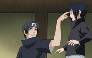 Itachi donnant une petite tape au front de Sasuke