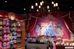 08 walt-disney-studios-store-07
