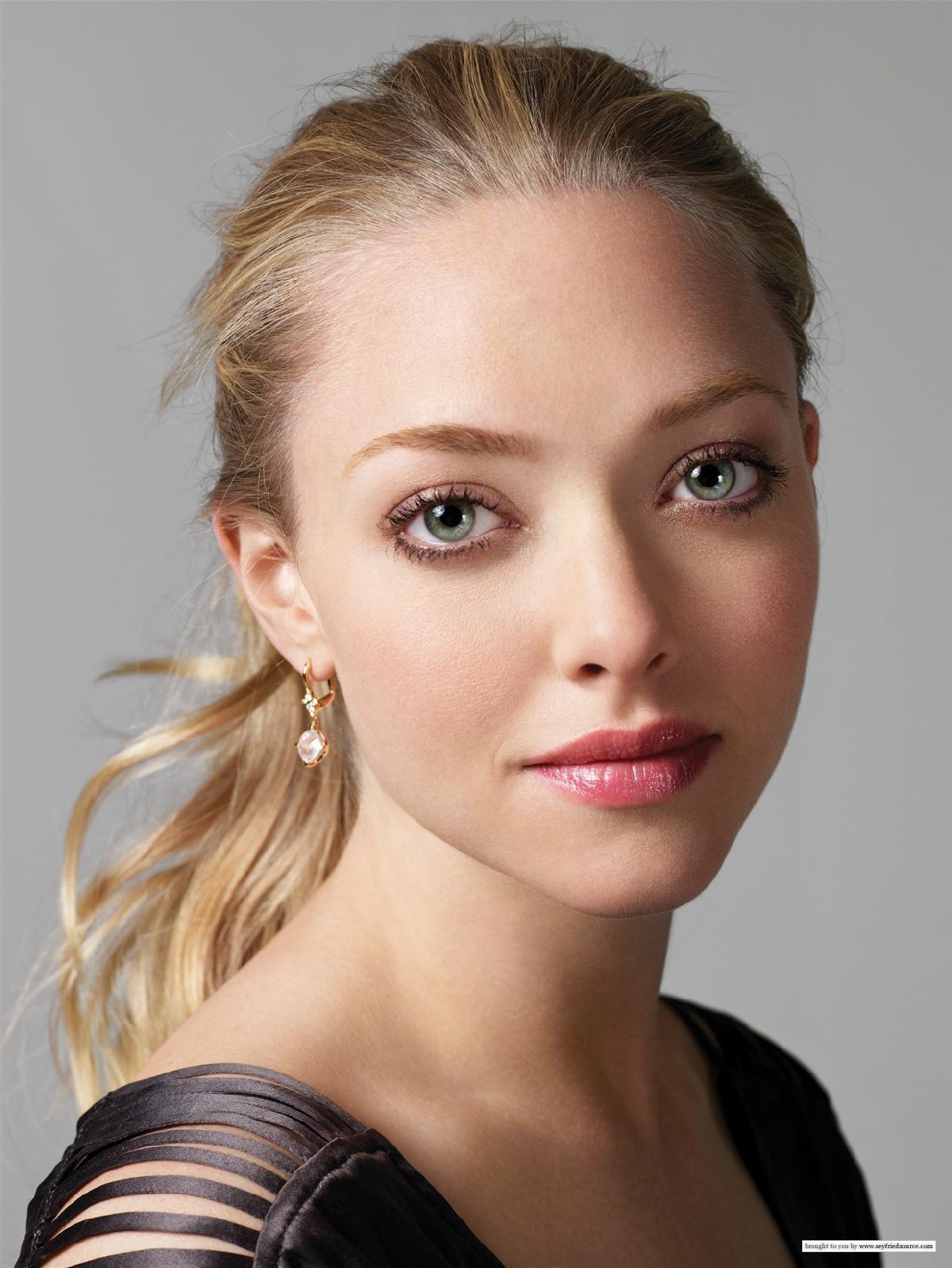 http://img3.wikia.nocookie.net/__cb20140311174616/lesmiserables/images/9/96/Lucky-Magazine-amanda-seyfried-5755408-1200-1598.jpg