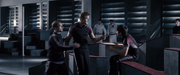 Cato acusando al tributo del Distrito 6 de robarle su cuchillo