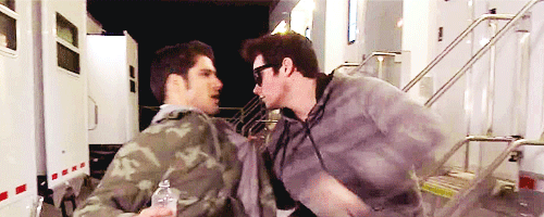 La galerie des fous ! O'Brosey_Dylan_O'Brien_and_Tyler_Posey_Friendship_bromance_hug_cool_cute