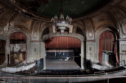 Matt-lambros-un-teatro-abbandonato
