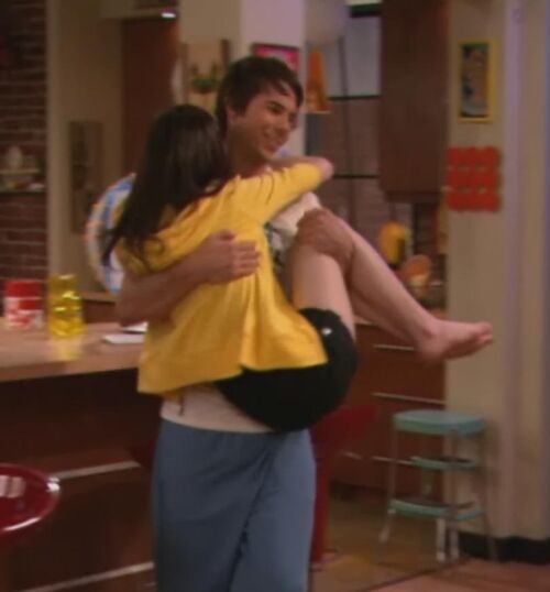 Image - Spencer Carrying Carly.jpg - iCarly Wiki